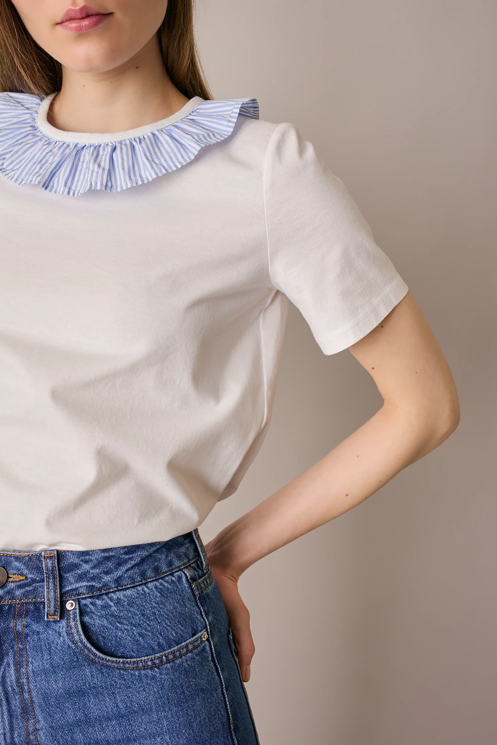 T-shirt con colletto volant - Image 6
