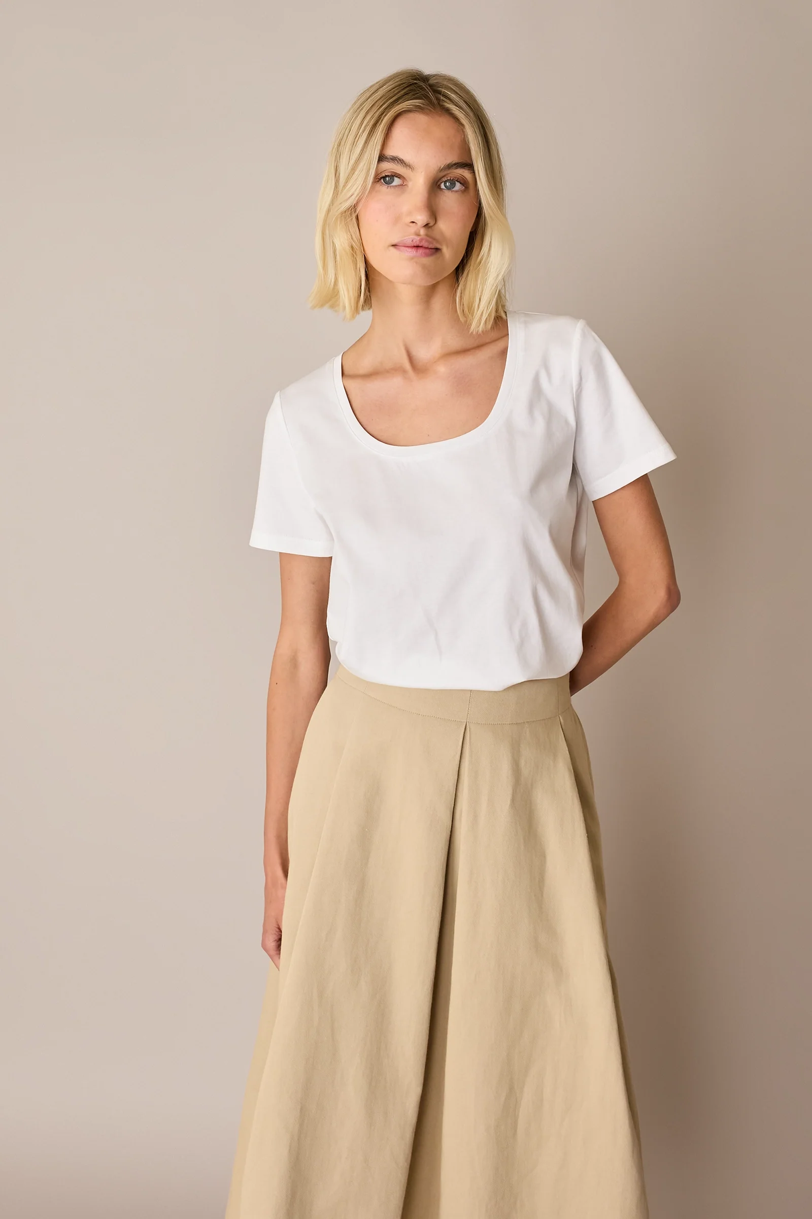 T-shirt con scollo ampio