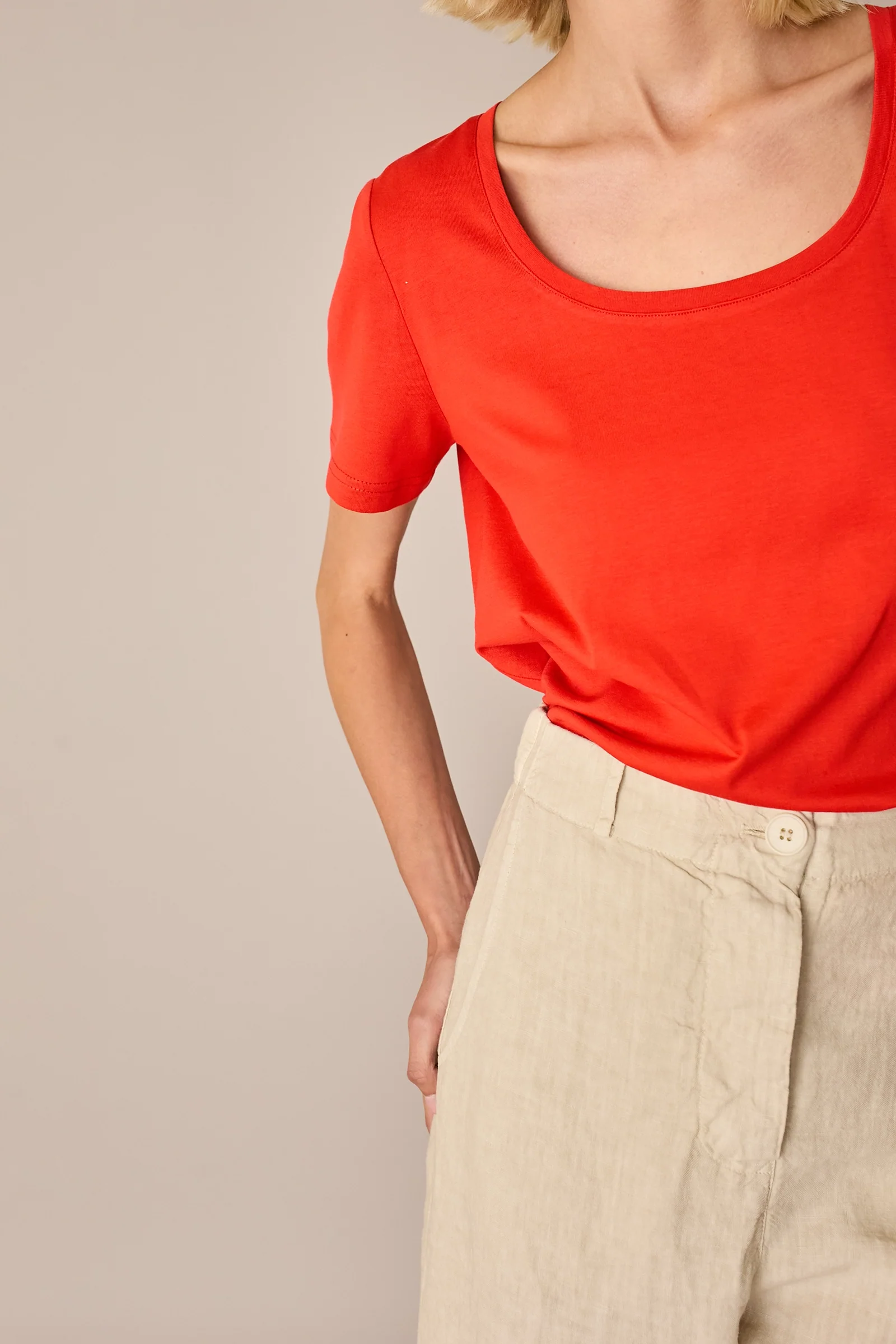 T-shirt con scollo ampio - Image 5