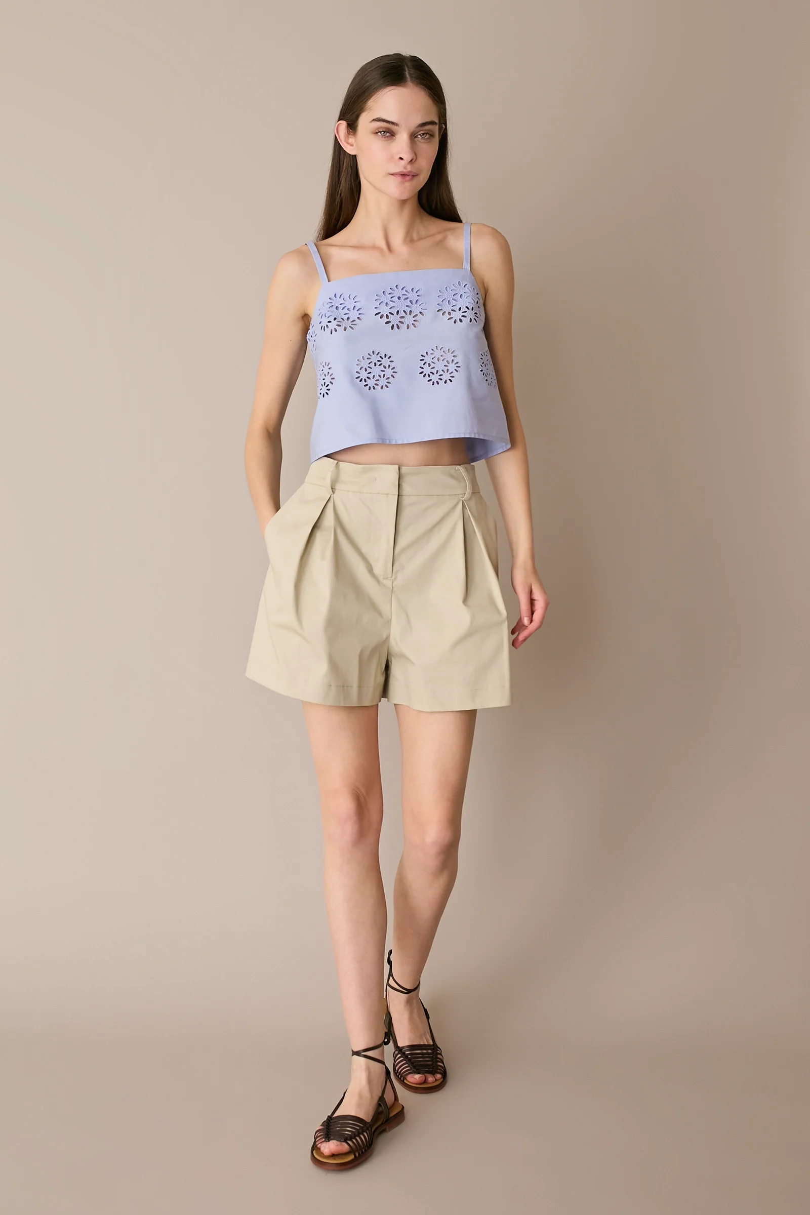 Top ricamato con fiori cut-out - Image 3