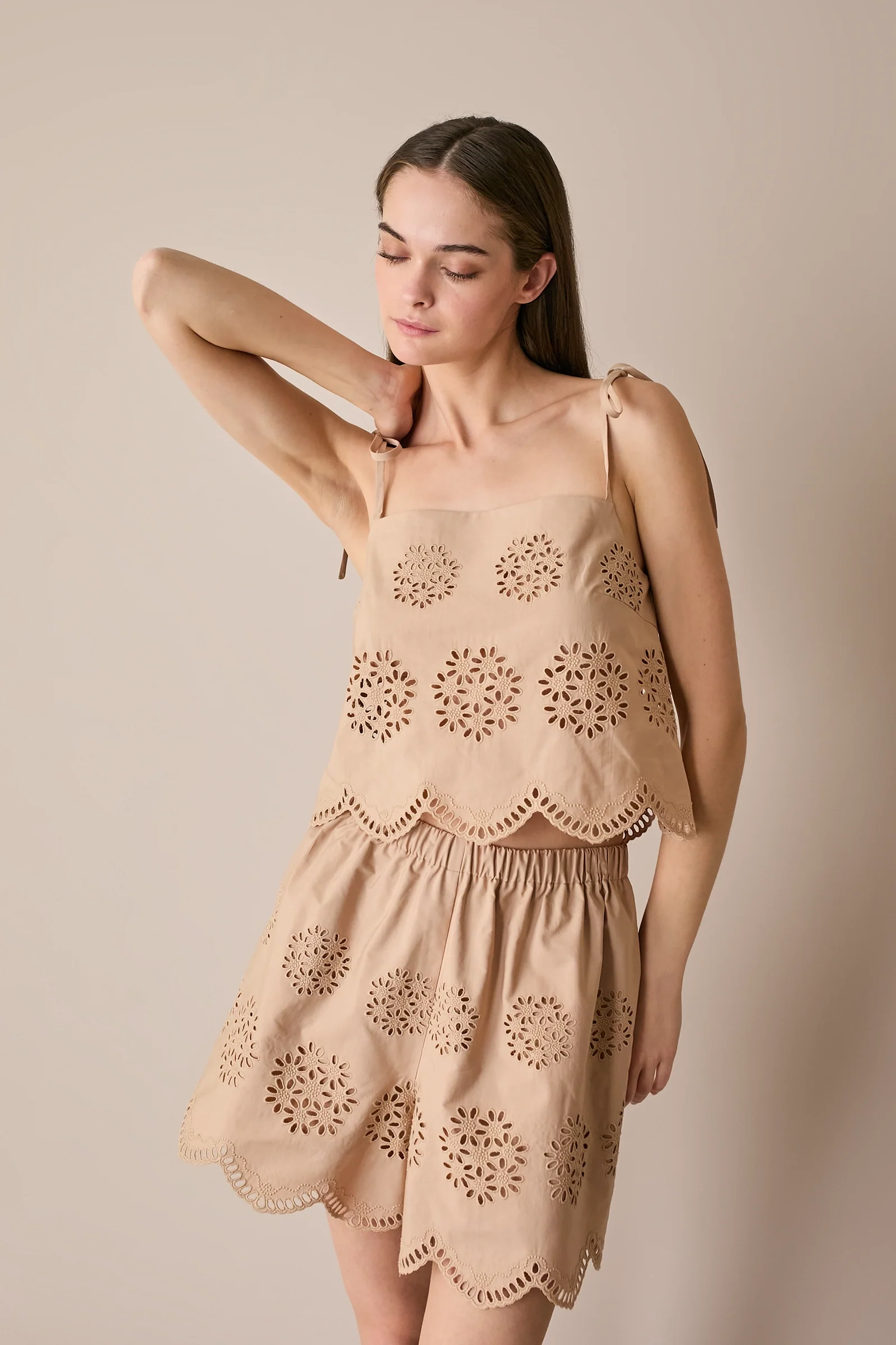 Top ricamato con fiori cut-out e spalline regolabili