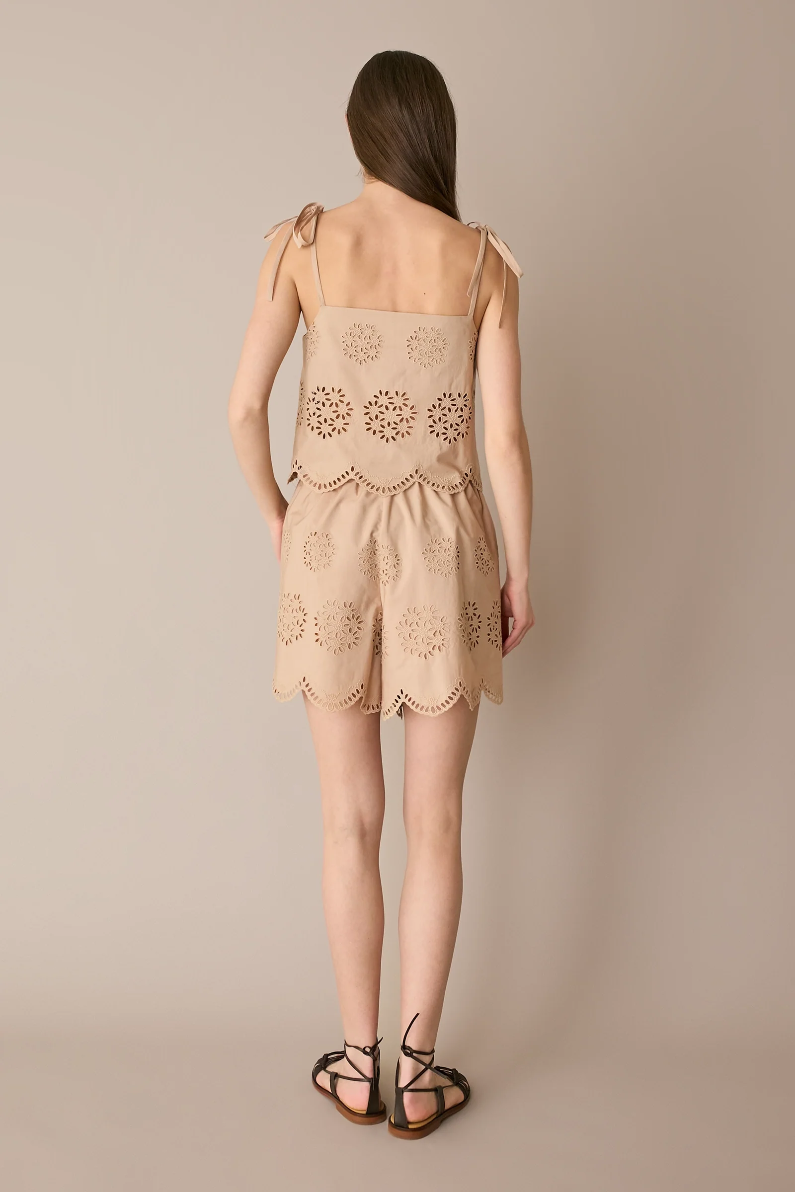 Top ricamato con fiori cut-out e spalline regolabili - Image 4